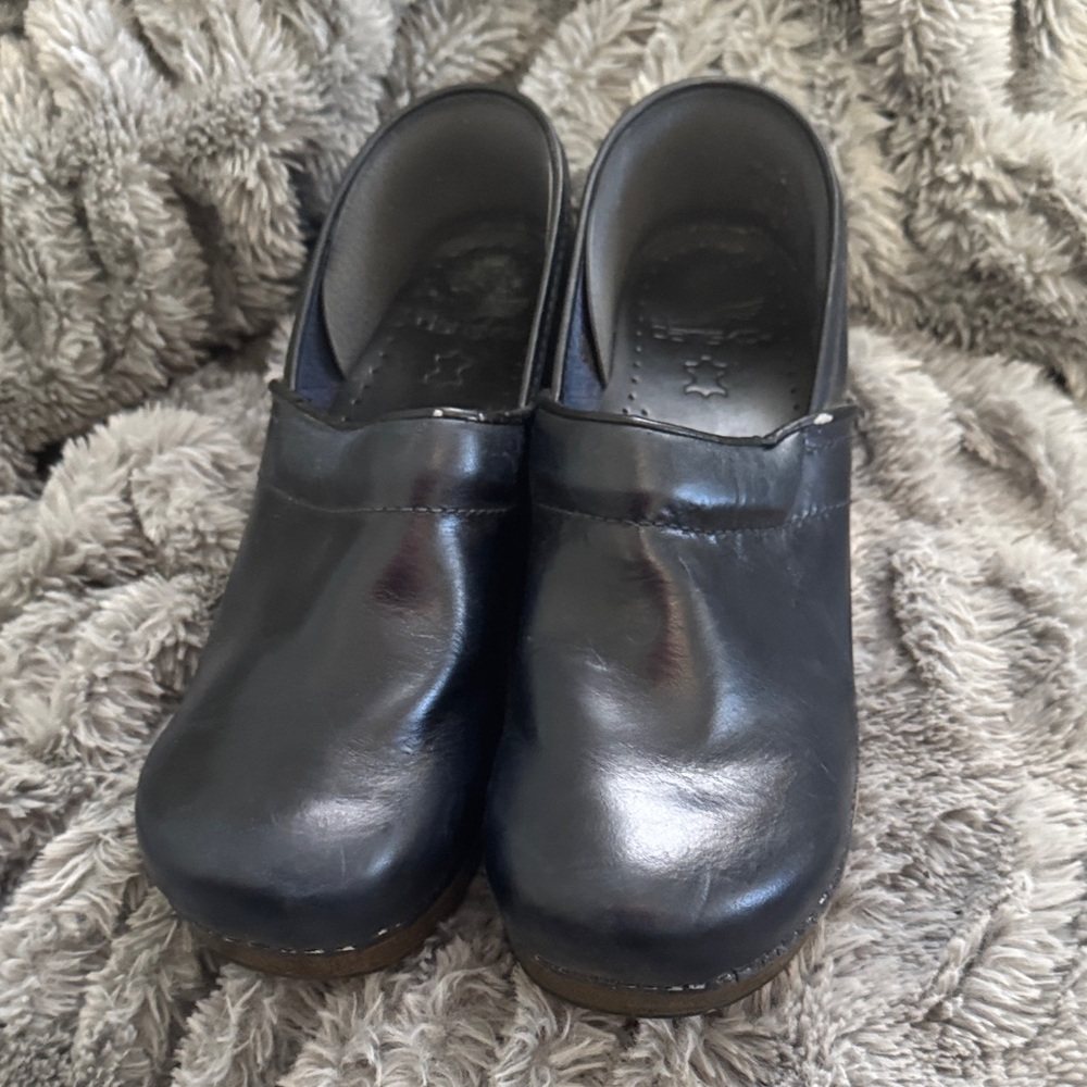 Dansko Navy (Size 40) Leather Clogs